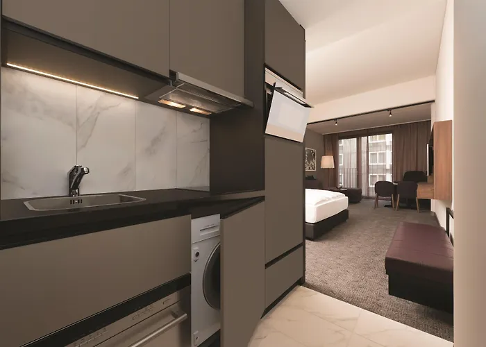 Adina 4*