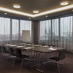 Adina Aparthotel 4*