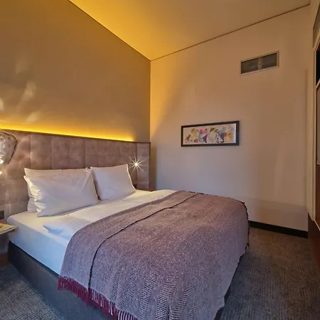 Adina Aparthotel 4*